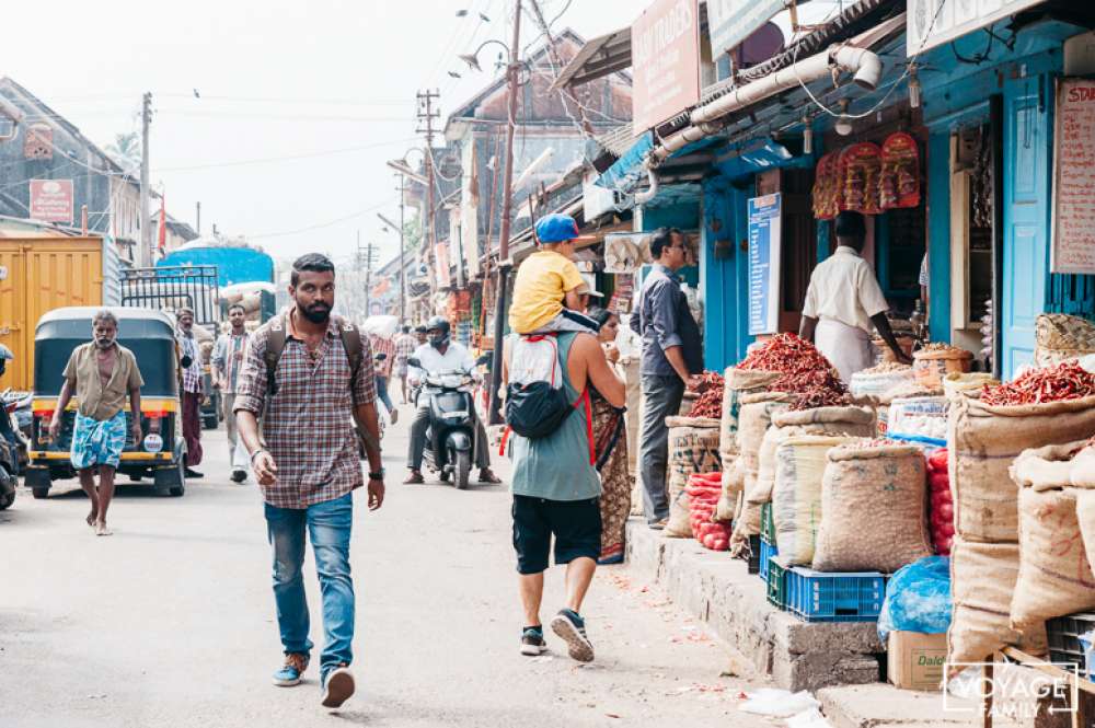 marché en inde du sud à trivandrum avec enfan